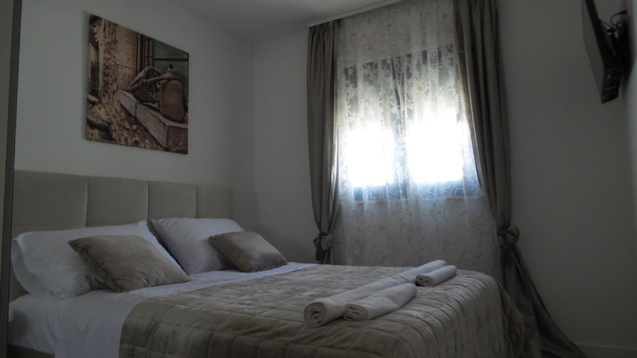 L-a-m Apartment *