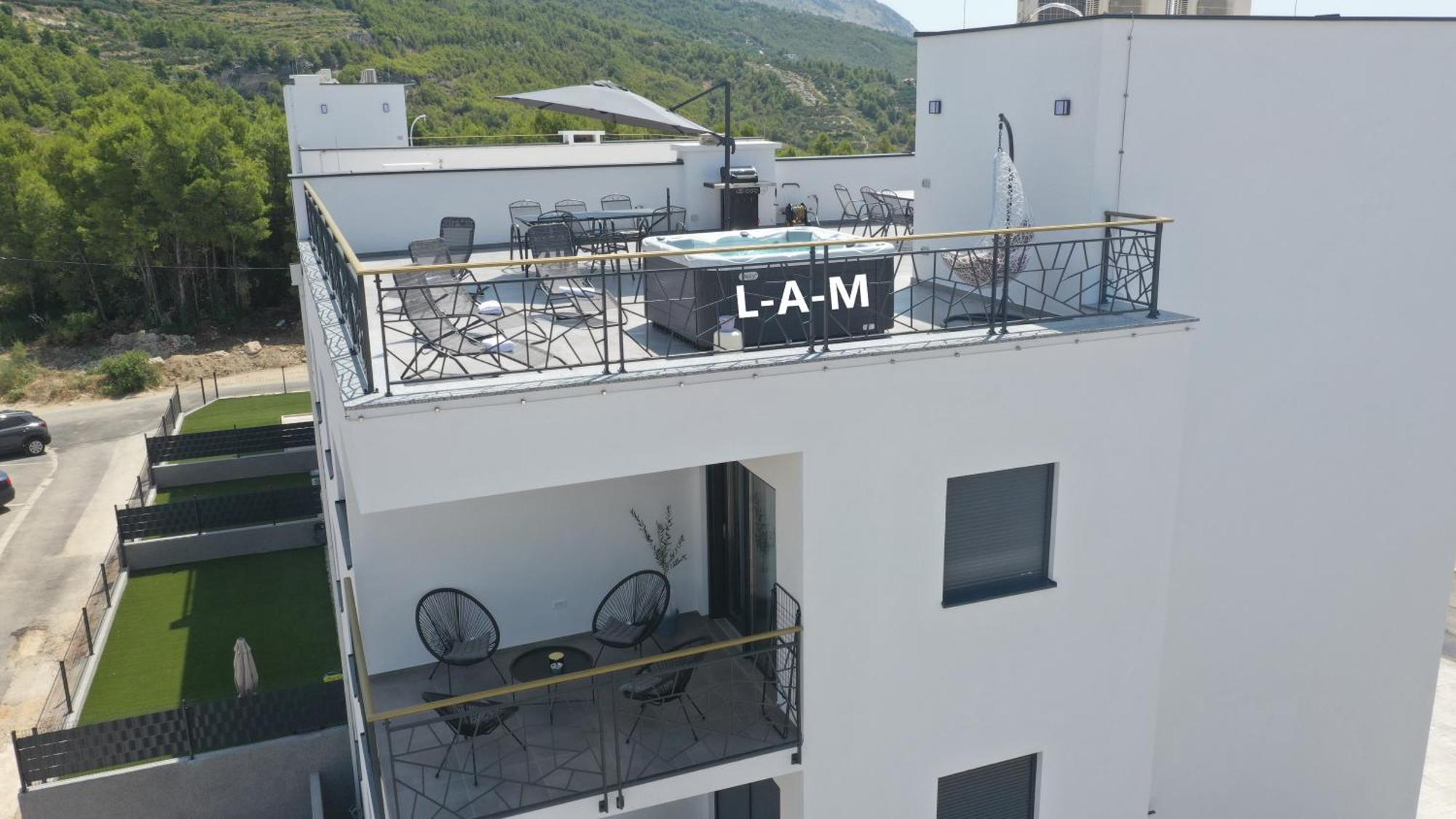 L-a-m *