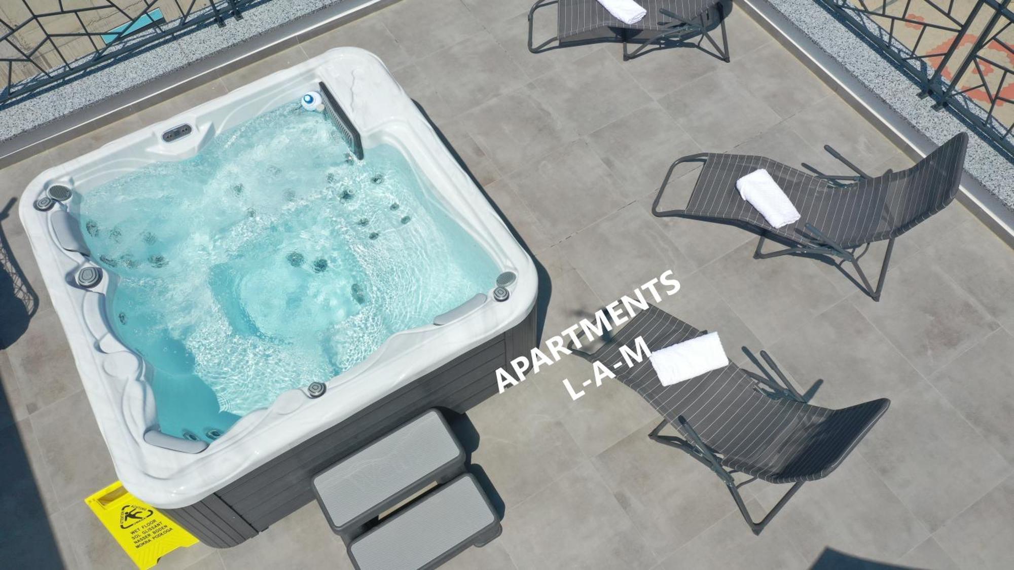 L-a-m Apartment *